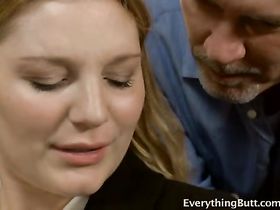 Зрелый чувак приносит много нового в сексуальную жизнь молодой партнерши