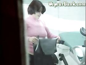 Зрелая мамаша на приеме у врача