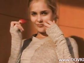 Девчонка показывает белые трусики