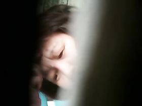 Женщина смачно писает в толчке