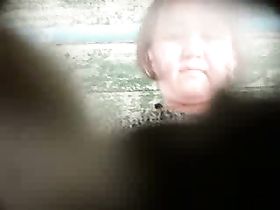 Скрытое видео из рыночного туалета