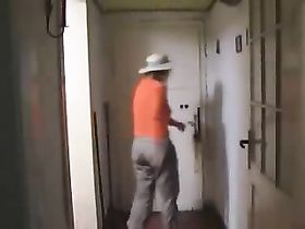 Опытная мать сосет юному сыну член