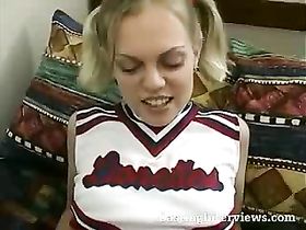 Молодую блондинку трахают на кастинге