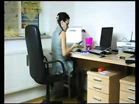 Похотливая секретарша трахается с бухгалтером