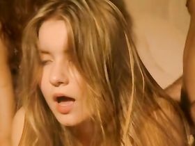 Чувак получает удовольствие в приятной компании двух сучек с большими сиськами