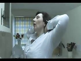 Пожилая женщина показывает волосатую киску