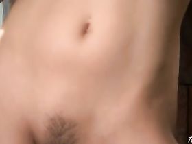 Показала пизду и подрочила ее