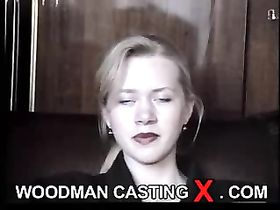 На кастинге длинноволосая студентка позирует голая на кресле