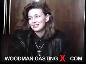 Кастинг худенькой тёлки с демонстрацией её упругих доек