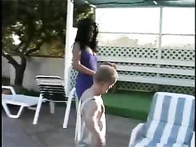 Кудрявая шлюха у бассейна с лилипутом