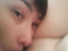 На домашнем видео паренек отлизал у толстушки манду