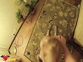 Молодая жена стоит на коленях и сосет писюн