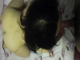 Стоит раком и берет в рот писюн