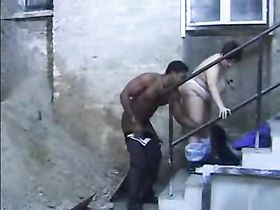 Негр отымел в переулке толстую женщину