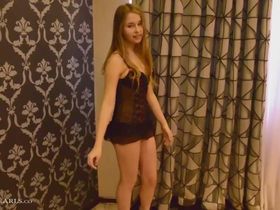 Молодая девушка возбуждает в игровой форме мужчин, которые следят за ней через веб камеру