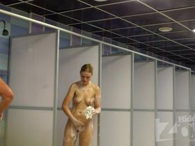 Блондинка после занятия в спортзале, купается в душе