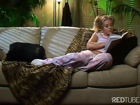 Ретро секс от возбужденной парочки на диване