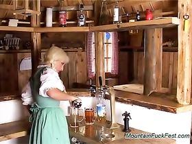 Отец и сын ебут мать на кухне