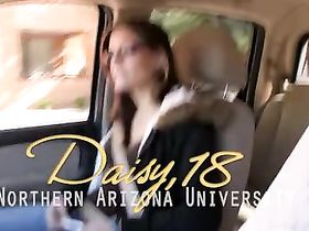 Очкастую женщину лапают в машине